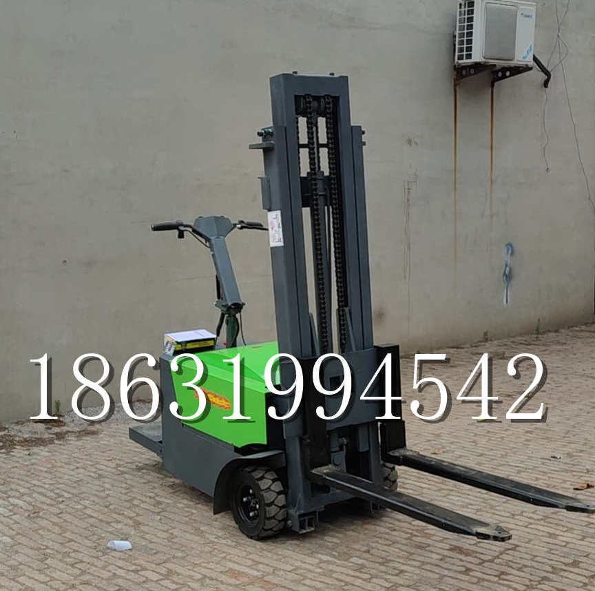 五莲县优程全电动叉车插腿式堆高车液压装卸车1.5吨升高小型站驾式铲车